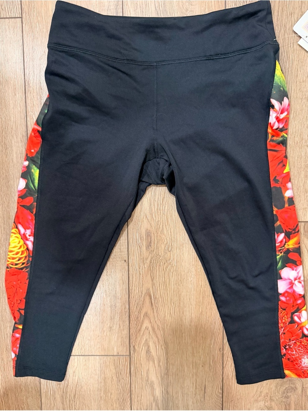 LuLaRoe Black Leggings with Red Floral Side Panels 0344